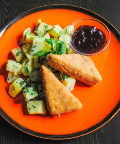 Rántott camambert áfonyalekvárral