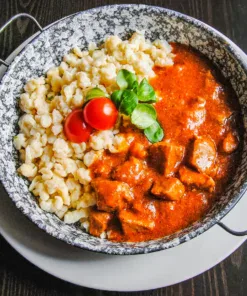 Sertéspörkölt galuskával