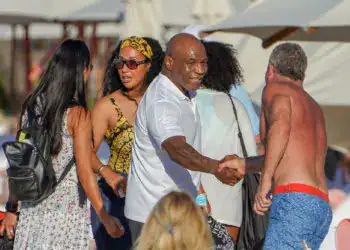 Mike Tyson and family greets fans whilst walking on the beach in Saint Barthelemy, French West Indies on December 21, 2021. Photo by ABACAPRESS.COM  Beaches Beach Sable Plages Plage Candid Pap Planque Bermudas (short) Short Bermuda (short) Shorts Short Shorts  | 792404_015 Saint Barthelemy France