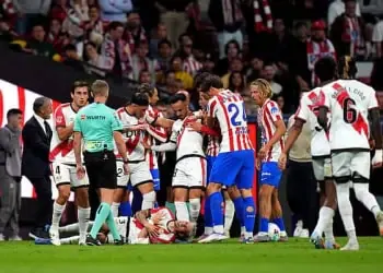MADRID, SPAIN - SEPTEMBER 24: Players of Rayo Vallecano and Atletico de Madrid react as Pep Chavarria of Rayo Vallecano appears injured on the floor during the LaLiga EA Sports match between Atletico de Madrid and Rayo Vallecano de Madrid at Riyadh Air Metropolitano on September 24, 2025 in Madrid, Spain. (Photo by Angel Martinez/Getty Images)