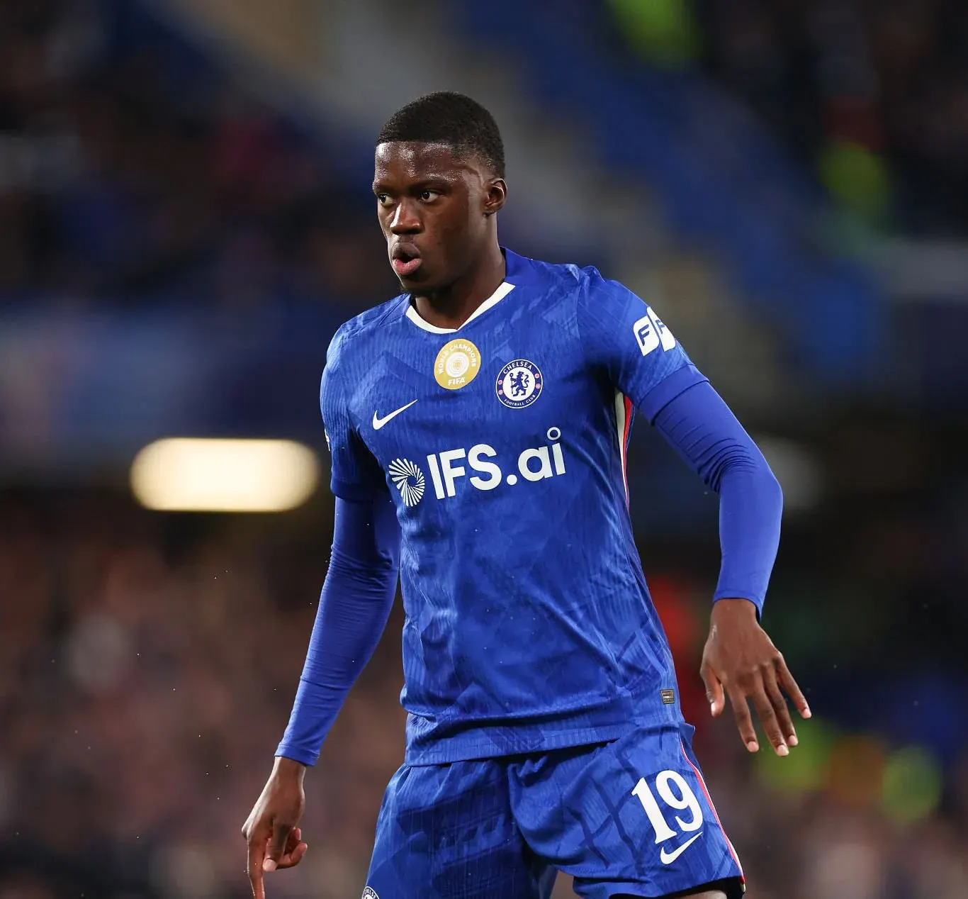 Chelsea : Liam Rosenior défend et explique son choix de faire jouer Mamadou Sarr latéral droit contre le PSG - wiwsport