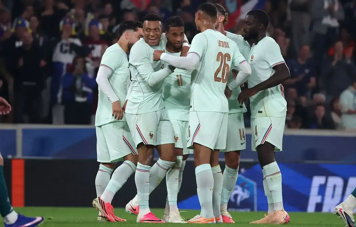 Doyen Abdoulaye Diaw : « Cette équipe de France manque d’équilibre, derrière c’est faible (…) Il faudra que les Lions résistent aux attaquants français avant d’imposer leur jeu pour marquer au moins un but par mi-temps » - wiwsport