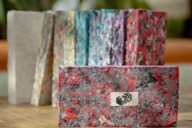 Startup francesa transforma roupas usadas em tijolos sustentáveis