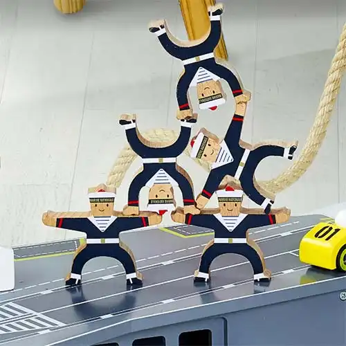 Balancing wooden sailors (Marins en équilibre en bois)