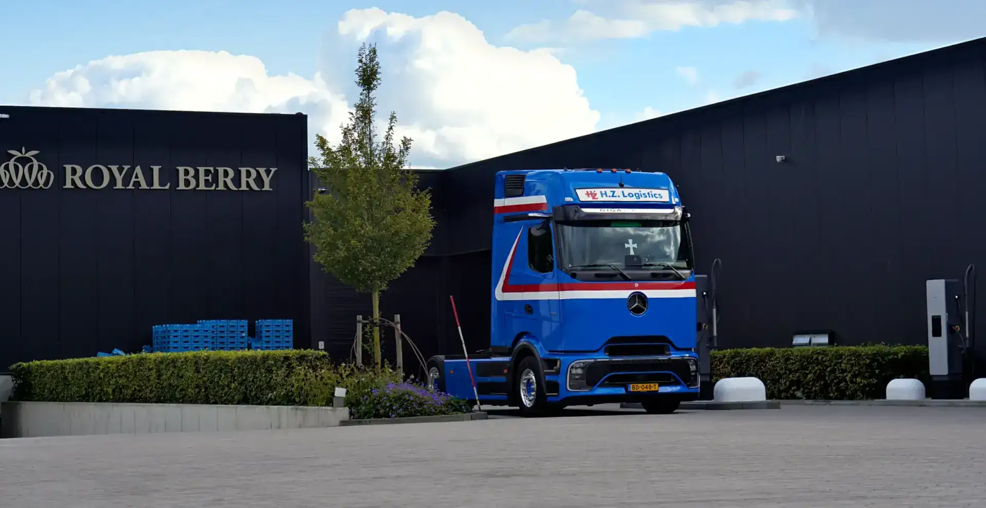 Elektrische truck van H.Z. Logistics aan de laadpaal bij Royal Berry in Huissen