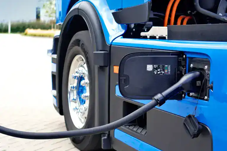 Elektrische vrachtwagen wordt opgeladen met laadkabel bij Bata Energy Solutions.