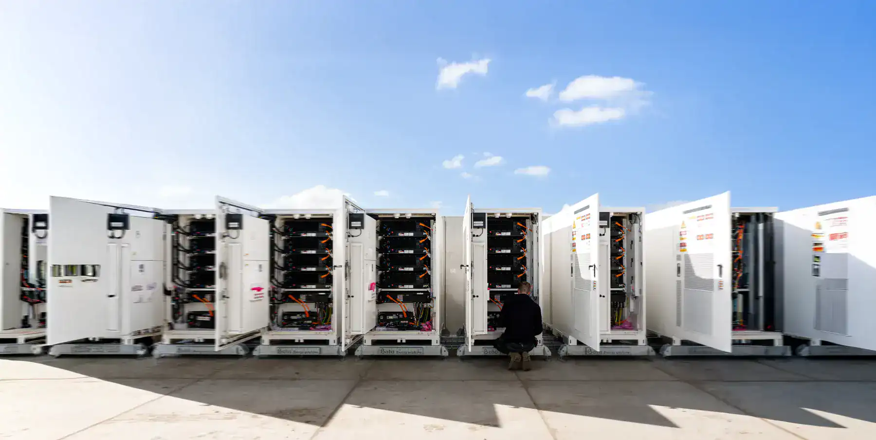 Batterijopslag van Bata met geopende kasten