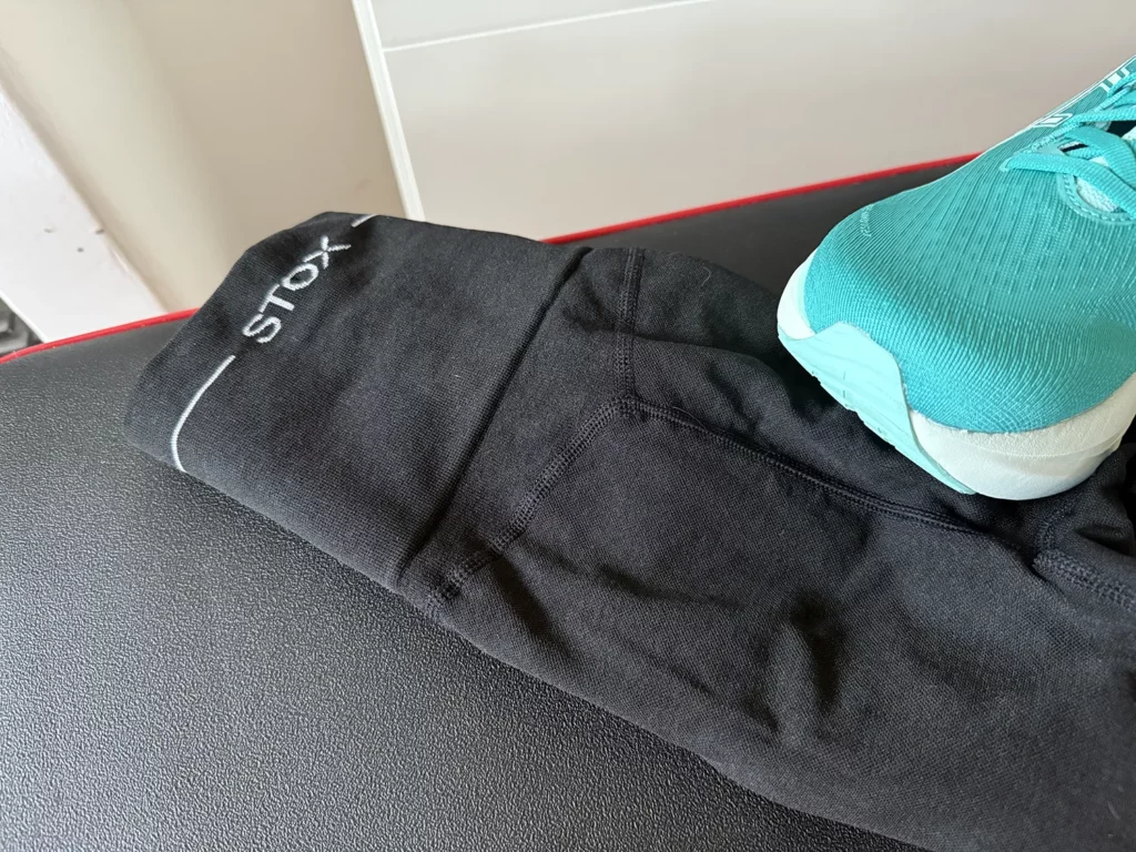 STOX Tights op een bankje