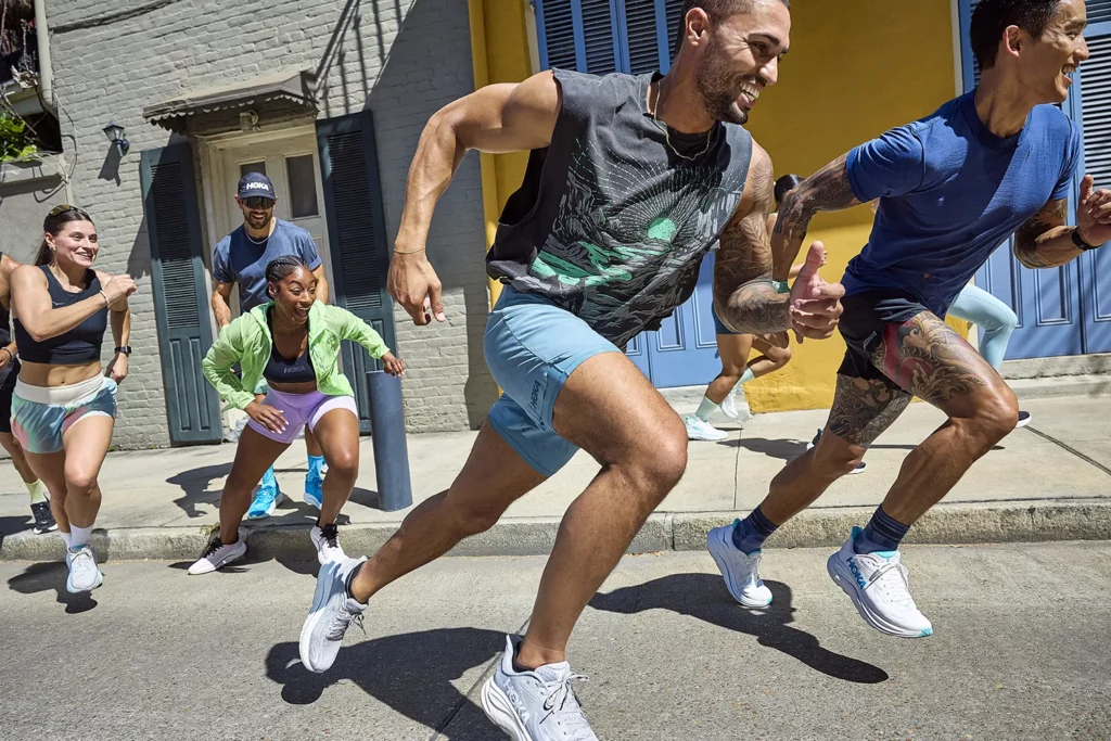 HOKA Clifton 10 groep mensen