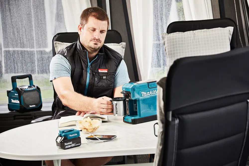 Makita koffiemachine in gebruik