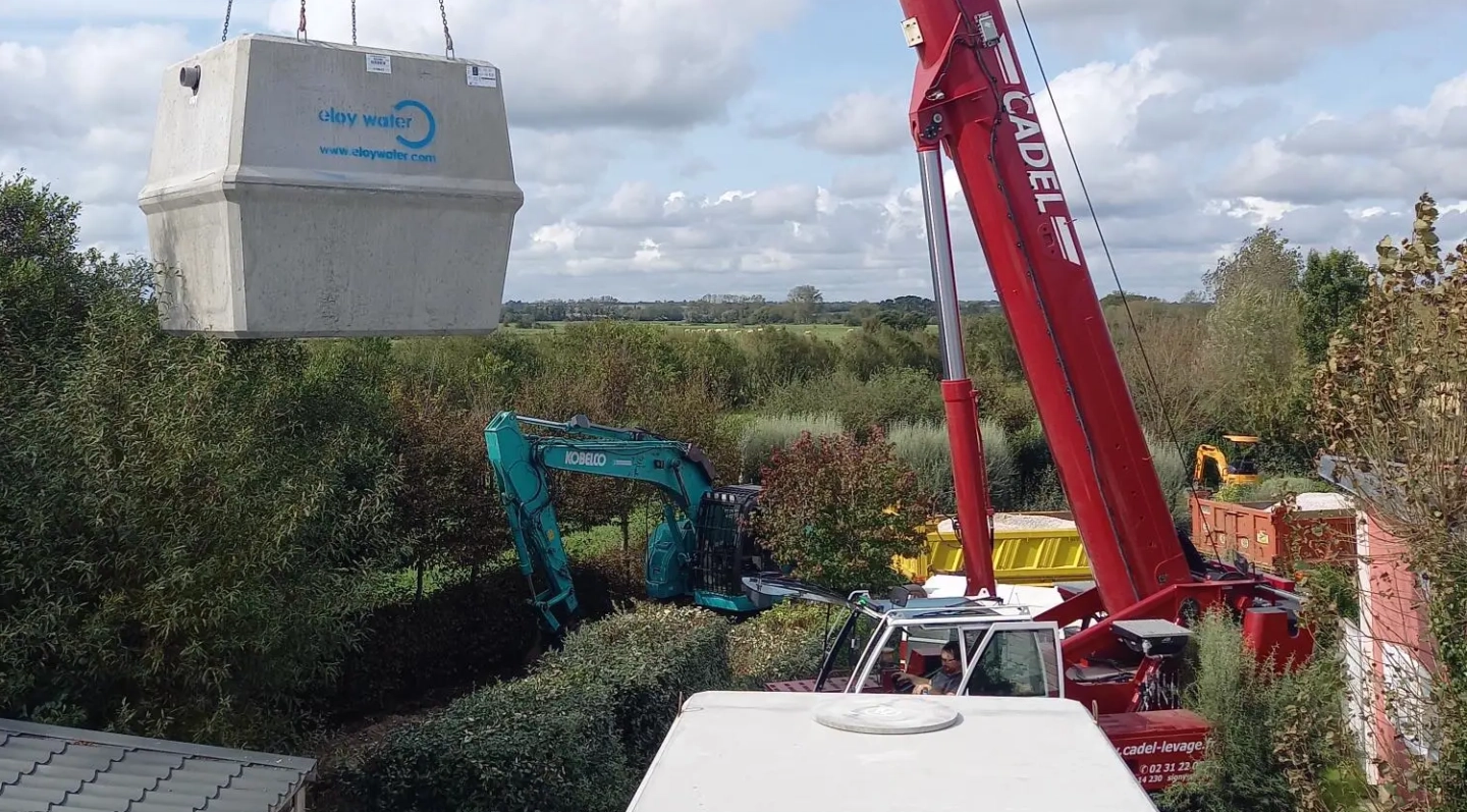 cuves dans les airs prête à être posée dans un camping