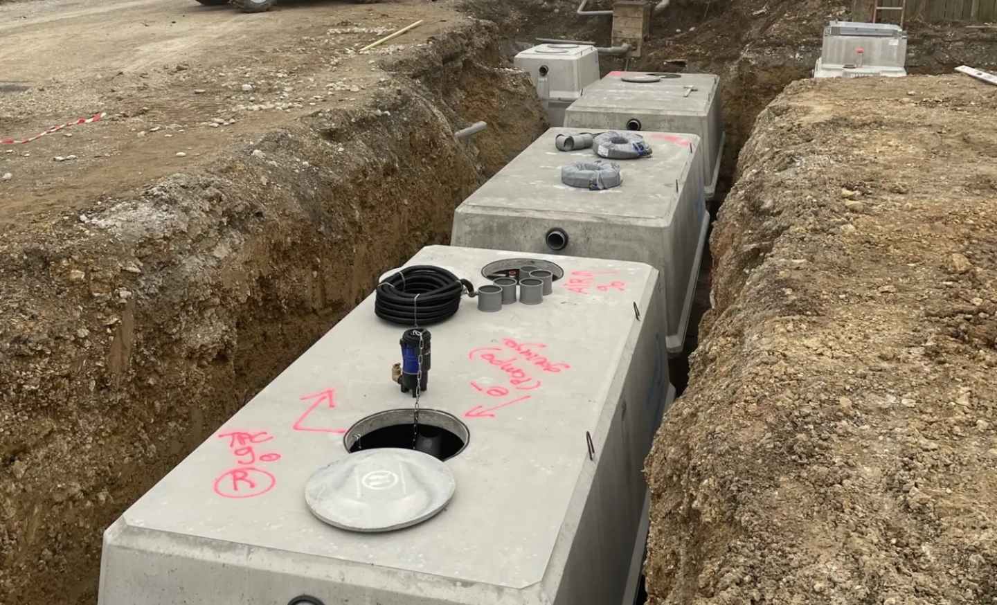 chantier : filière oxyfix® et dégraisseur placés dans la terre