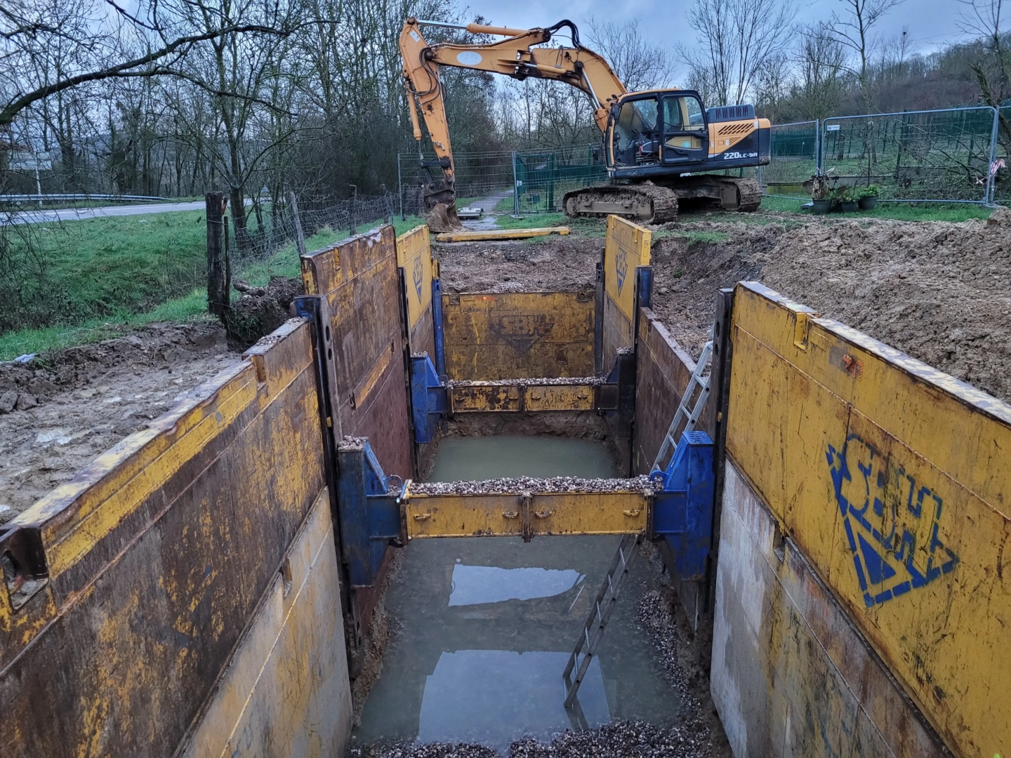 chantier pour la SPA avec des trous dans le sol