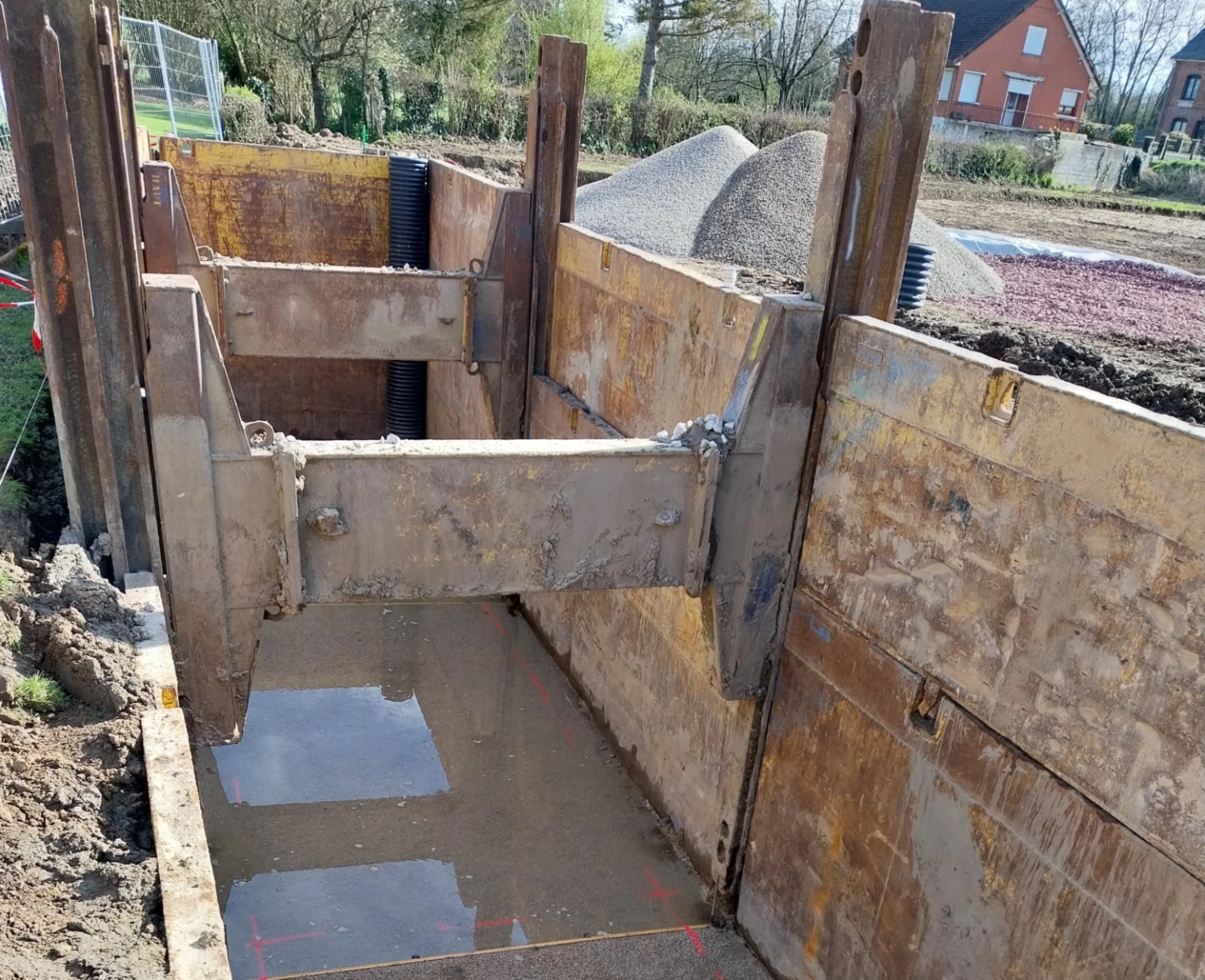 chantier à Anvin où il y a le fond de fouille avec de l'eau