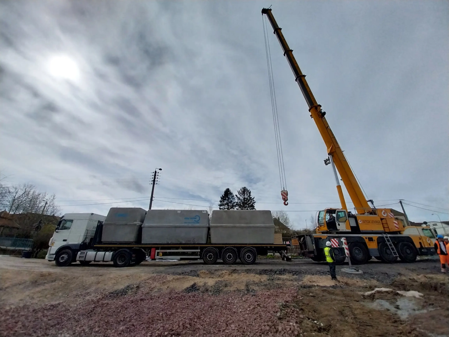 une grue et un camion se trouve sur le chantier d'eloy-STVE à Anvin avec notre microstation oxyfix®