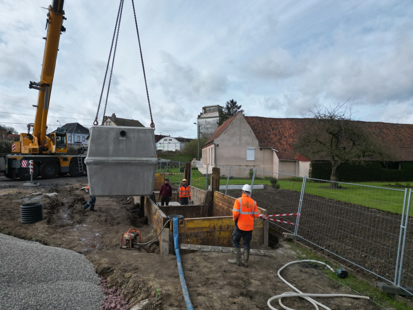 chantier à Anvin lors d'une pose d'une microstation oxyfix® avec un ouvrier et une grue transportant la microstation oxyfix®