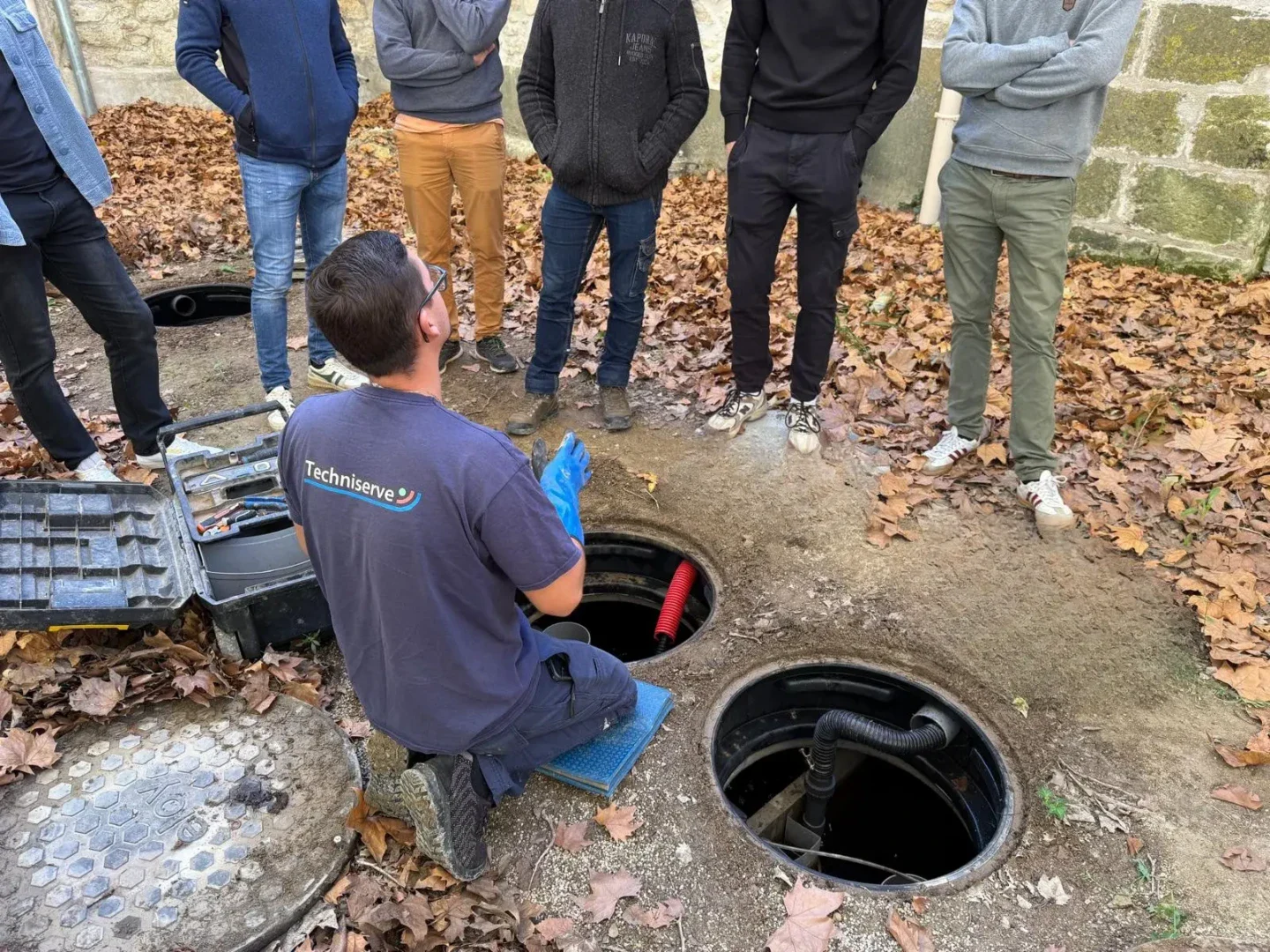 Technicien réalisant une campagne de caractérisation in situ sur une installation d’assainissement
