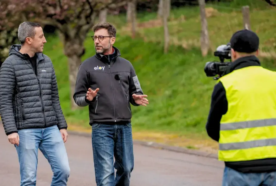 Laurent et Julien d’eloy lors du tournage de l’épisode 2 de la série ça pose question sur l’assainissement