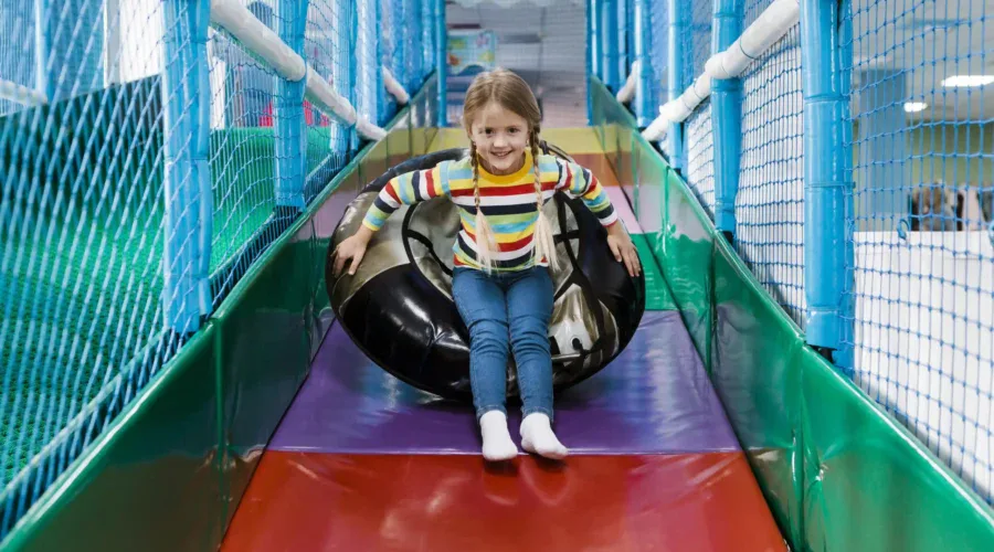 Divertimento al coperto: i migliori parchi per bambini in Italia
