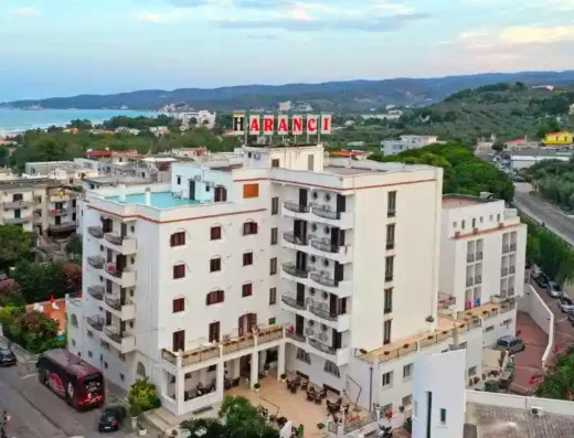 Vista della piscina all'aperto dell'Hotel Aranci a Vieste con ombrelloni e lettini