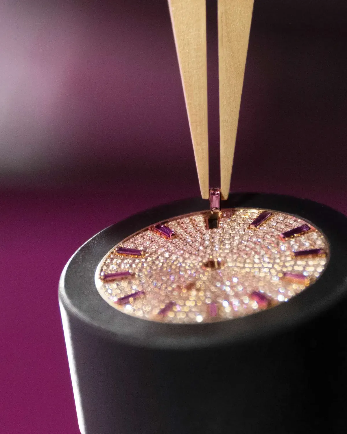 Gemsetting a diamond-paved dial with amethyst hour markers for the Patek Philippe Gondolo Ladies First