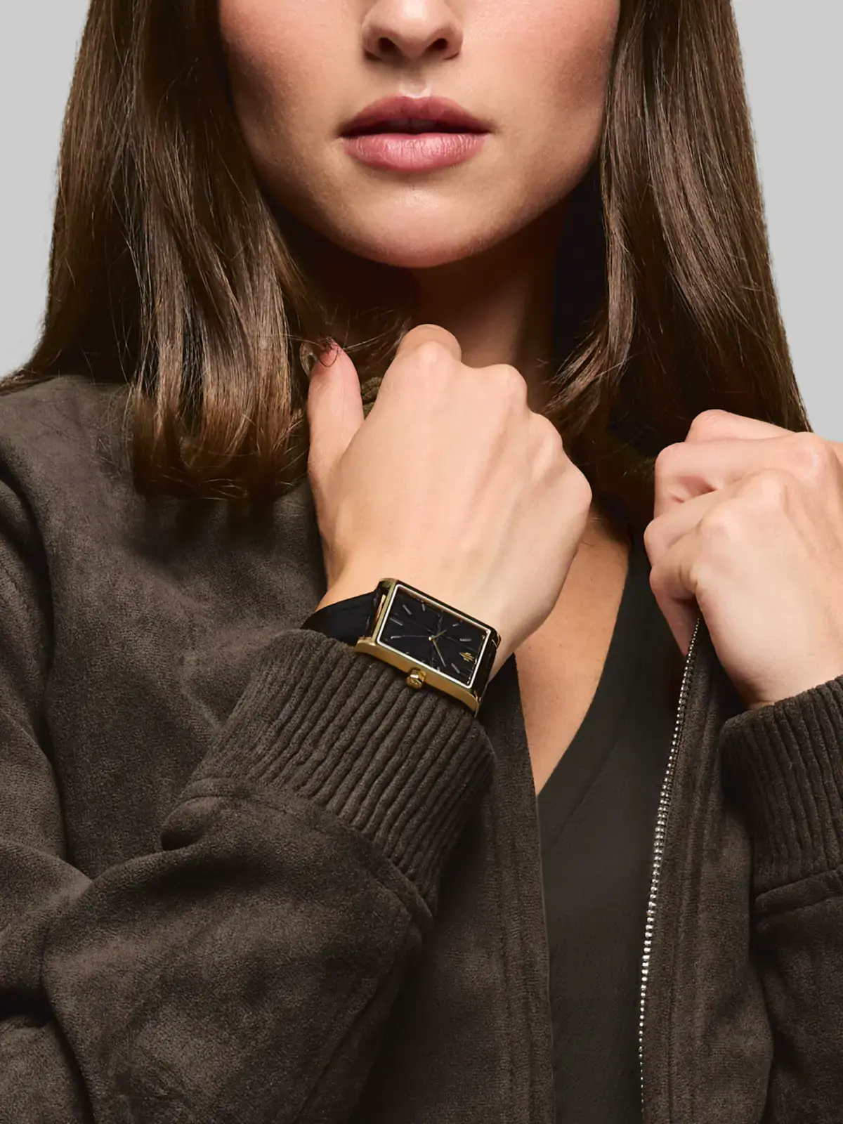 Woman wearing the VIEREN Gold Croc in black crocodile-embossed leather with a gold PVD rectangular case