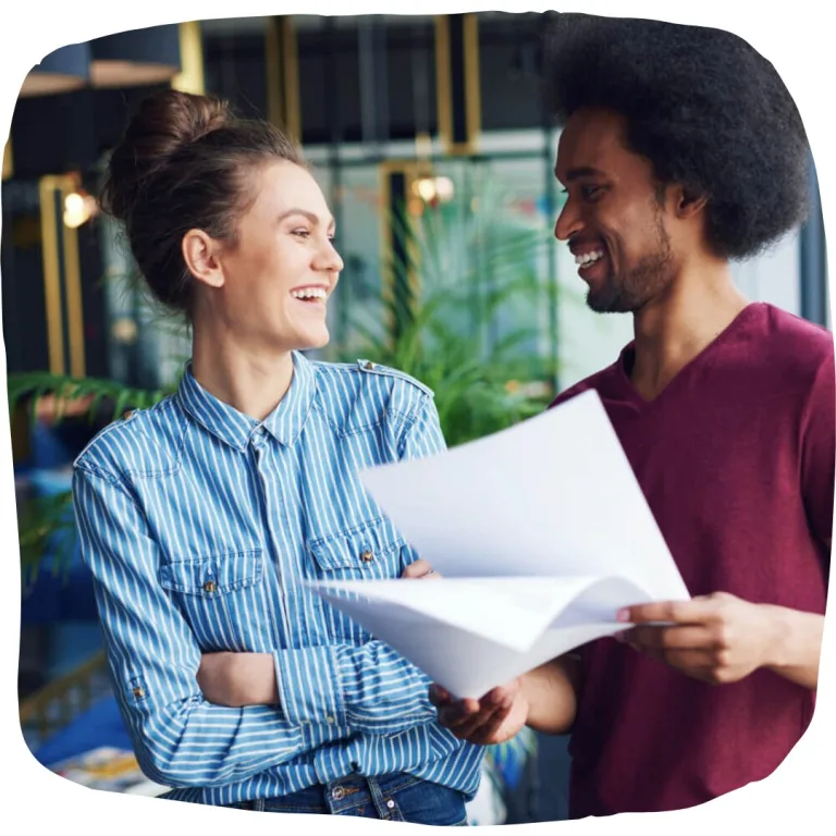 Deux jeunes personnes en contrat de CDI qui tiennent des documents