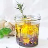 Une huile d'olive dans laquelle infuse de l'ail confit façon Ottolenghi. Magnifique, cette hile d'ail confit !