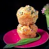Muffins sales pesto feta poivrons rouges pour l'apéritif ou comme snacks