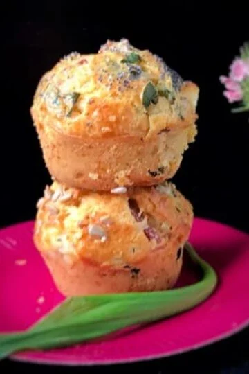 Muffins sales pesto feta poivrons rouges pour l'apéritif ou comme snacks