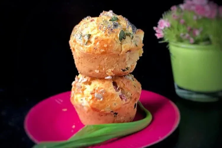 Muffins sales pesto feta poivrons rouges pour l'apéritif ou comme snacks