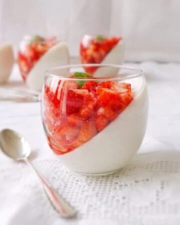 Panna cotta de yaourt fraises pour des desserts très fruités
