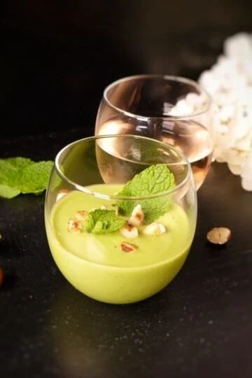 Soupe froide de petits pois menthe et noisettes grillees en verrine