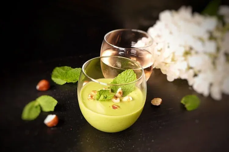 Soupe froide de petits pois menthe et noisettes grillees en verrine