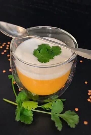 Un velouté de carottes aux saveurs thaï et sa chantilly moelleuse coco
