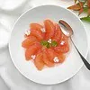 Salade de pamplemousse et verveine infusée servie à l'assiette