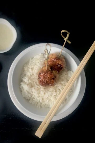 les tsukune, les boulettes de poulet japonaises, parfaites pour illustrer notre guide Asie et currys