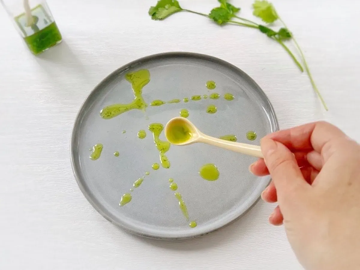 une huile de coriandre qui peut faire une très jolie présentation. Dans la catégorie des sauces et condiments maison