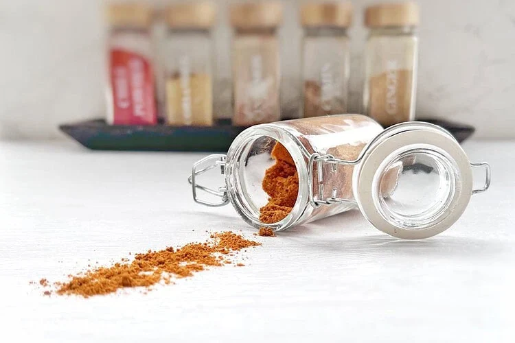 mélange d'épices tajine maison dans un bol