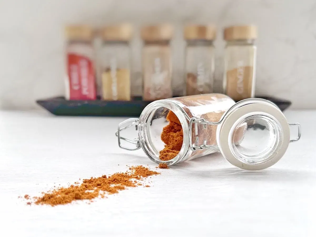 mélange d'épices tajine maison dans un bol