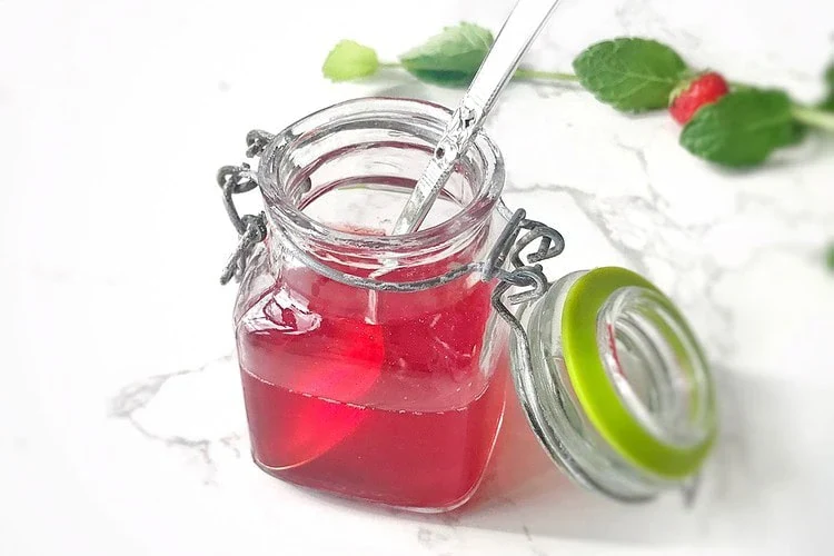 un sirop de fraises pour toutes vos boissons rafraichissantes