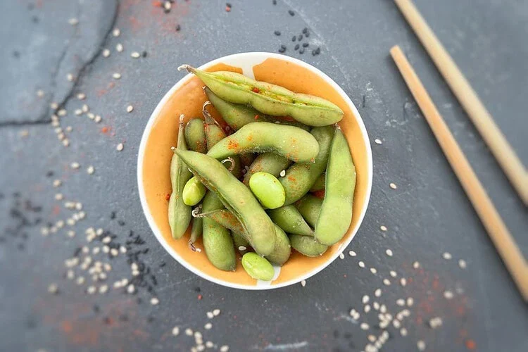 de délicieux edamame pour l'apéro