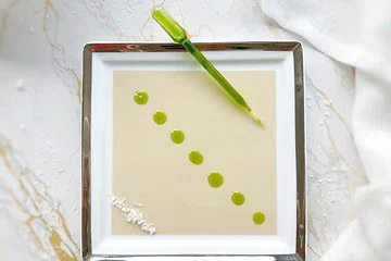 une huile d'aneth délicieuse avoir avec ses sauces et condiments maison
