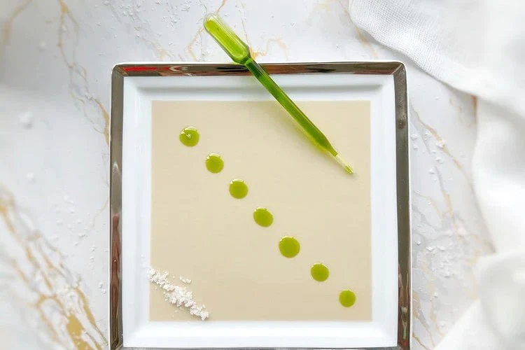 une huile d'aneth délicieuse avoir avec ses sauces et condiments maison