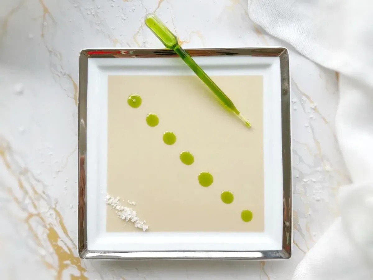 une huile d'aneth délicieuse avoir avec ses sauces et condiments maison