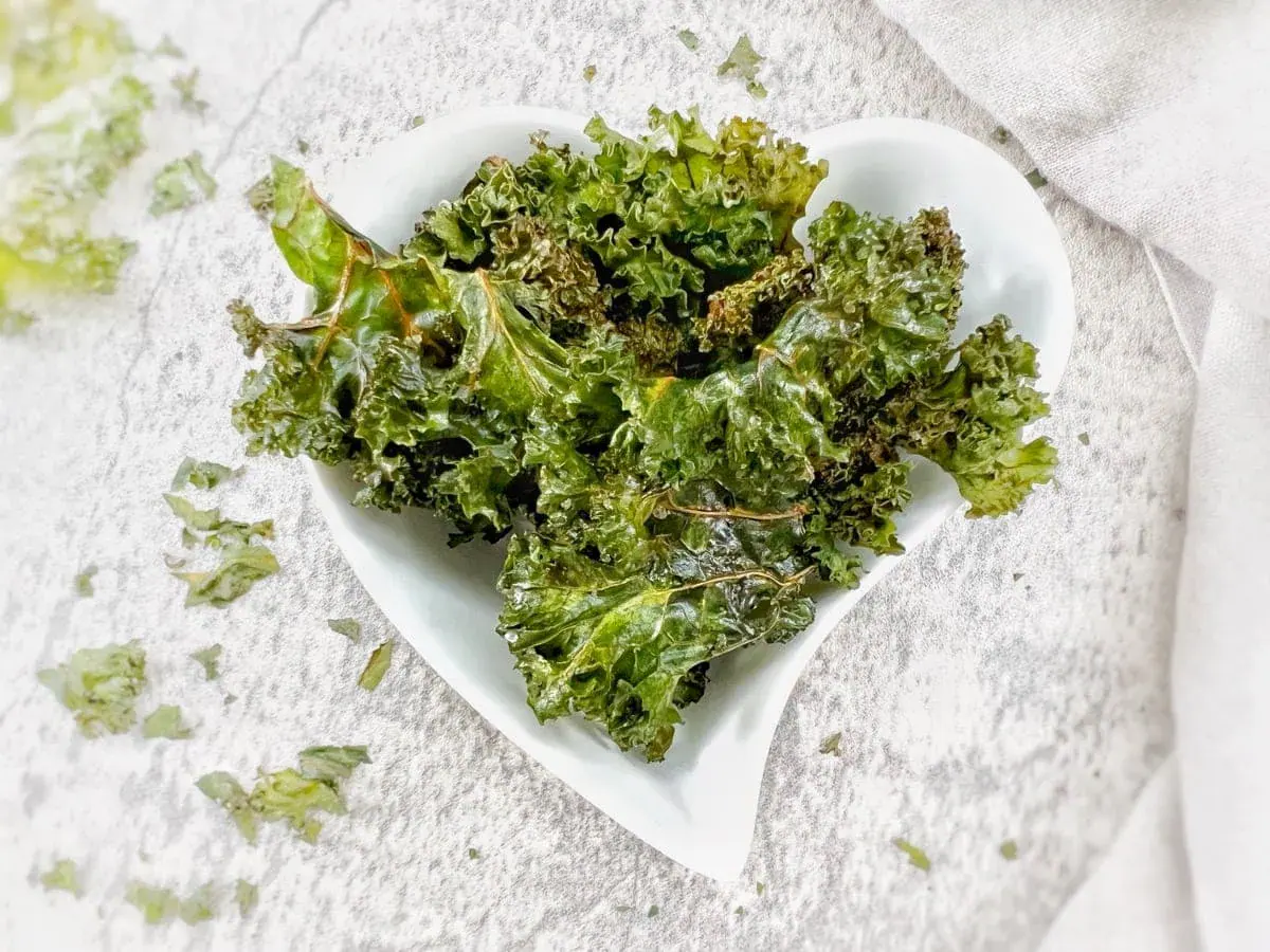 des chips de chou kale au four pour l'apéritif ou snacks