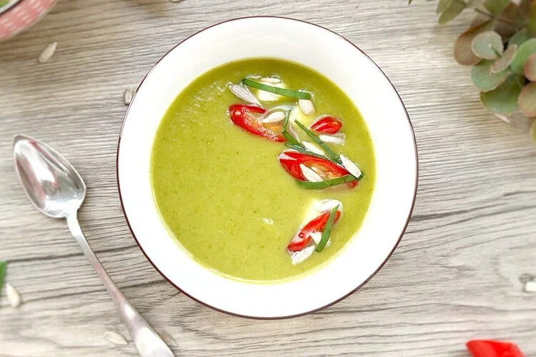 Une soupe aussi bonne chaude que froide, parfaite pour illustrer le guide des légumes et légumineuses