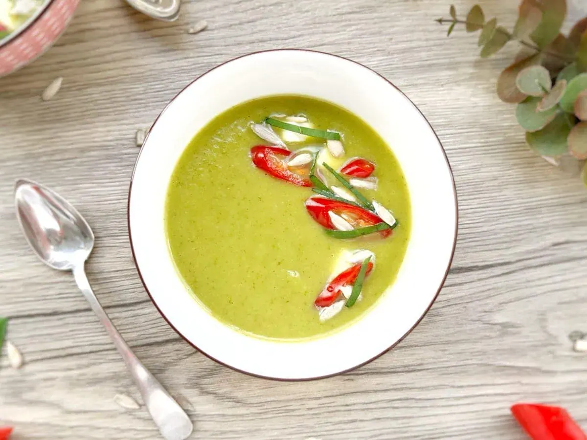 Une soupe aussi bonne chaude que froide, parfaite pour illustrer le guide des légumes et légumineuses