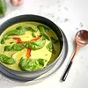 Curry vert de poulet avec pâte de curry vert maison
