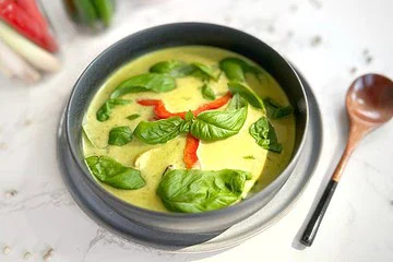 Curry vert de poulet avec pâte de curry vert maison